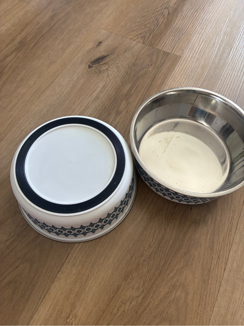 Set of 2 Vintage Style Enamel Pet Bowls Black White Pattern Stainless Rim EUC - Picture 6 of 7